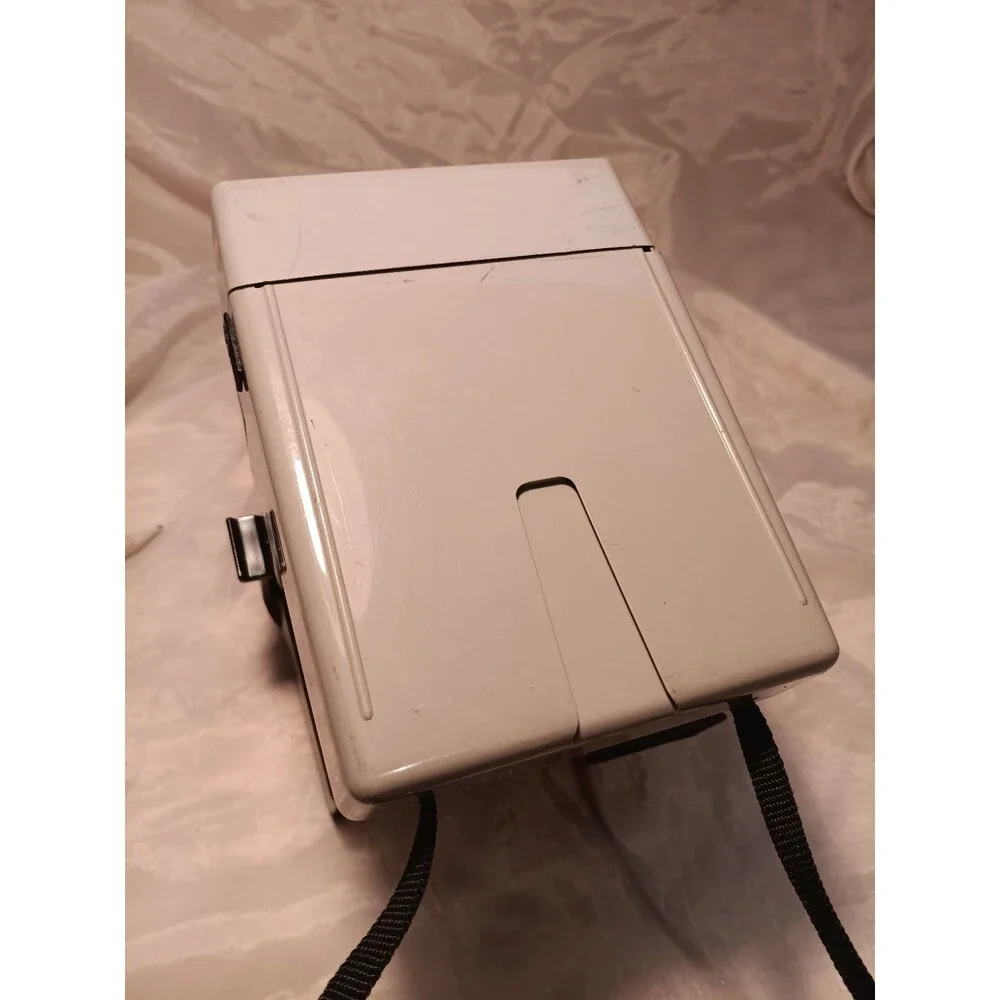 Vintage Polaroid The Button LAND CAMERA w/Q light FLASH  Uses SX-70 Film
